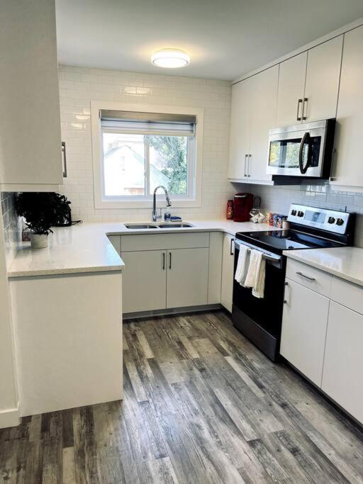 Walking Distance To St Boniface, Easy Parking Villa Winnipeg Kültér fotó